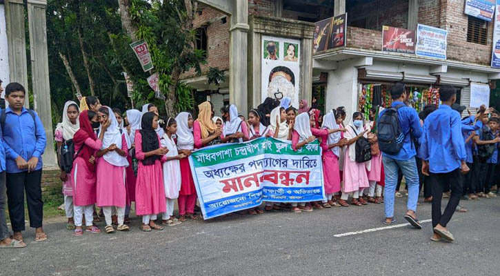 বাবুগঞ্জে আ.লীগের দাপট দেখানো অধ্যক্ষের বিরুদ্ধে দুর্নীতির প্রমাণ পেয়েছে তদন্ত কমিটি 5 1730863905.45