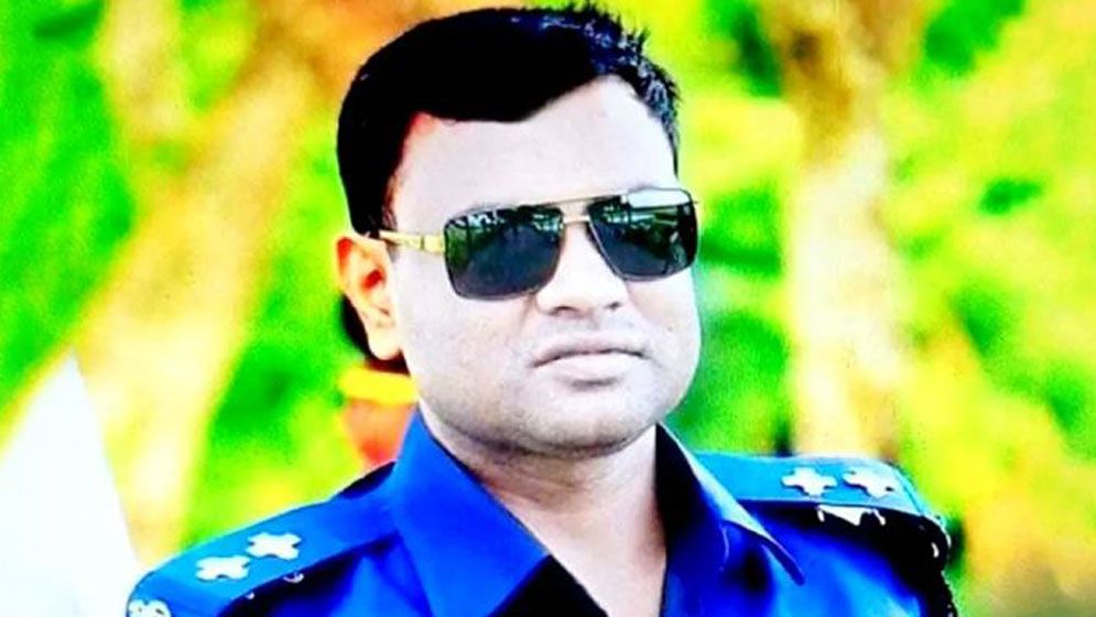 চাঁদপুরে ঘুসের টাকা গুনে নেওয়ার ভিডিও ভাইরাল, এসআই মাহফুজ প্রত্যাহার 5 Untitled 673317a460d40