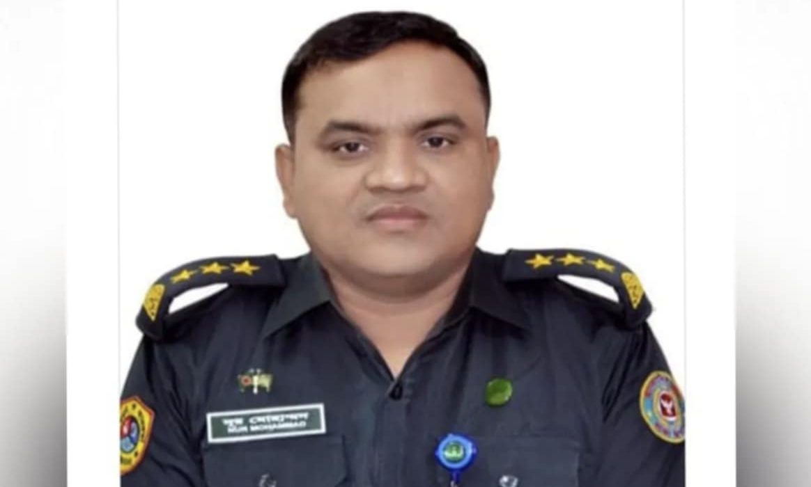 কয়েদির স্ত্রীর সঙ্গে জেলারের আপত্তিকর ভিডিও ফাঁস! 5 4c6778f3 3d48 48c2 b491 a77ff14c1117