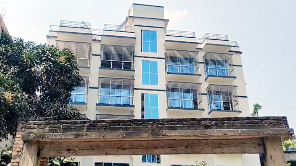 টাঙ্গাইলে চাঁদা দাবির অভিযোগ,সমন্বয়ক পরিচয়ে সাবেক এমপির বাড়ি দখল 5 Untitled 2 67cc760015a97