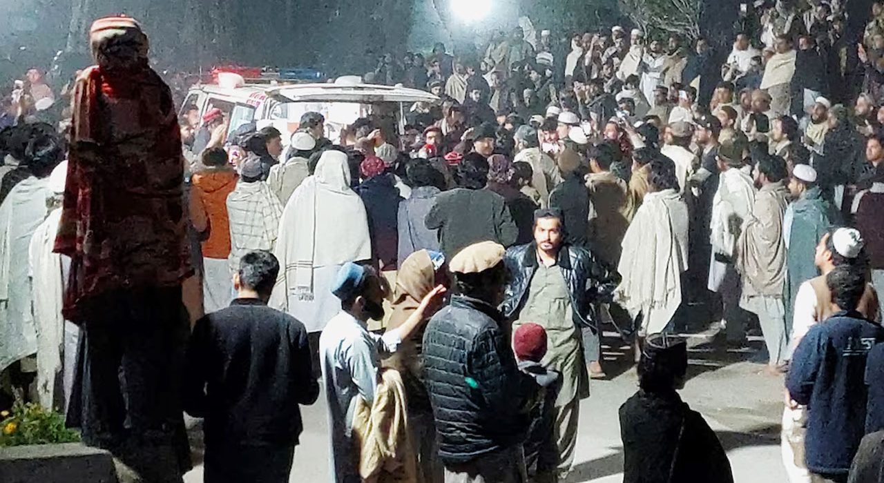 পাকিস্তানে দুই আত্মঘাতী বোমা হামলায় নিহত ২১ 5 pakistan 2 20250305080630