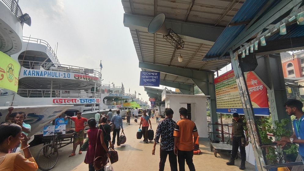 ঈদযাত্রায় নেই ভোগান্তি,লম্বা ছুটিতে ঘরমুখো মানুষের স্বস্তি 5 sadorghat 67e6eae7a57b4
