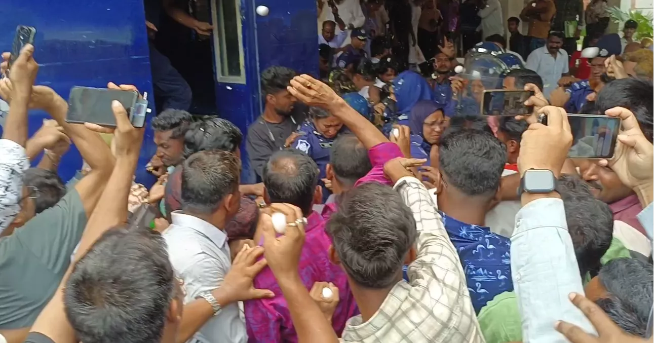 মানিকগঞ্জে আদালতে মমতাজকে ডিম নিক্ষেপ 5 5433535