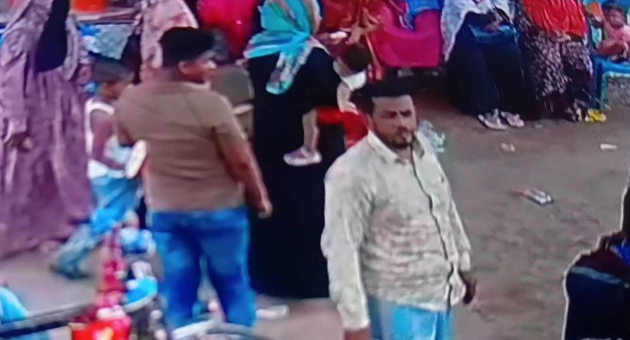 গৌরনদীর আরিফ ফিলিং স্টেশন দখলের চেষ্টা,পুলিশে দেখে পালিয়ে গেল সন্ত্রাসীরা 5 WhatsApp Image 2025 05 04 at 04.51.16 b9eeab40