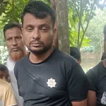 বিয়ের দাবিতে বৈষম্যবিরোধী নেত্রীর অনশন নিষিদ্ধ ছাত্রলীগ নেতার বাড়ির সামনে