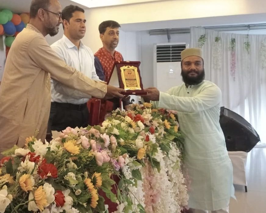 মফস্বল সাংবাদিকতায় অনন্য অবদানে সাংবাদিক নোমানীকে সম্মাননা প্রদান 5 nomani pic