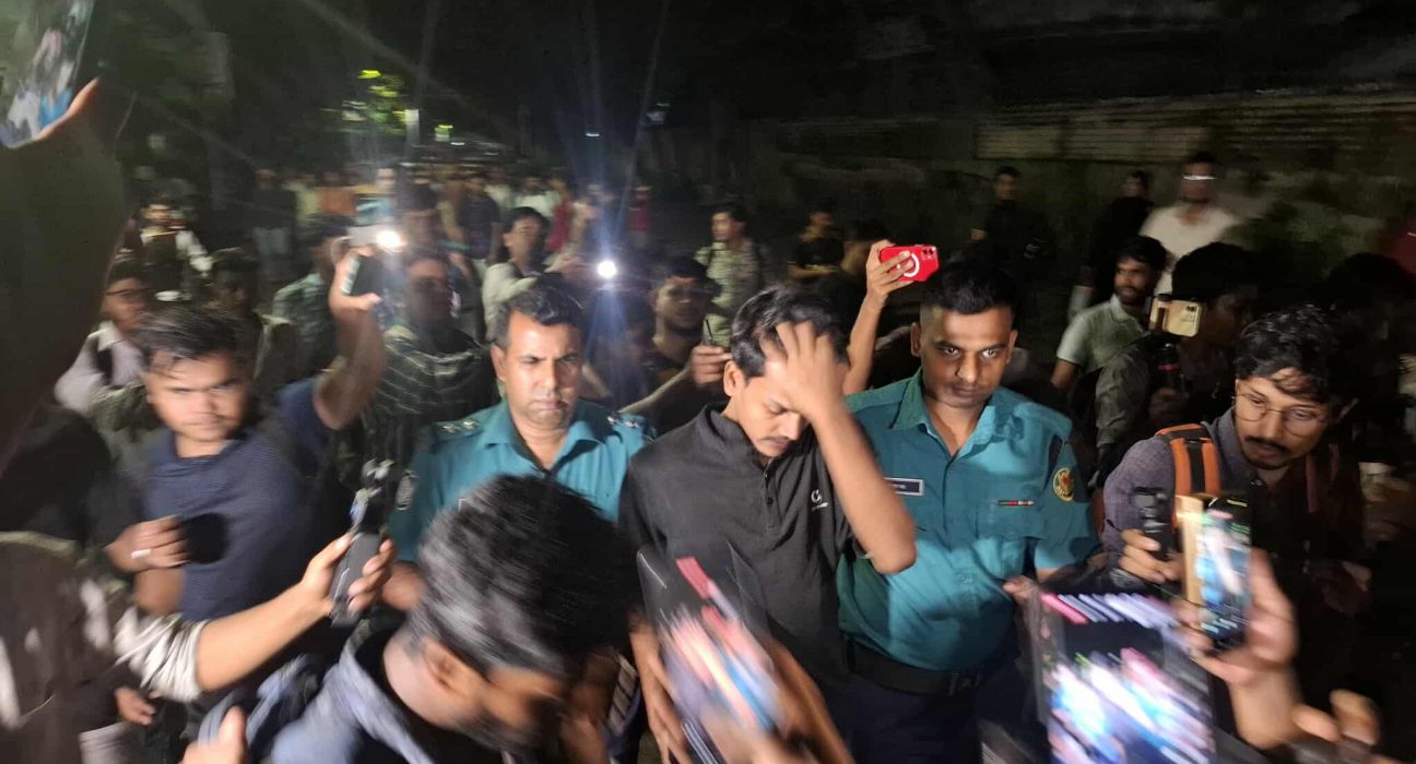 ধানমন্ডির ৩২ নম্বরে উত্তেজনা, ৩ জনকে গণধোলাই 5 175556 IMG 20250815 WA0000