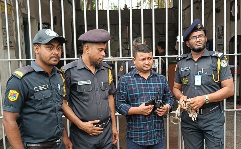 বরিশাল কারাগারে ওয়াকিটকিসহ ভুয়া গোয়েন্দা সদস্য শাওন আটক 5 35656