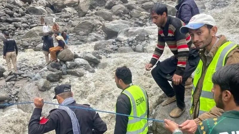 পাকিস্তানে মেঘ-ভাঙা বৃষ্টিতে নিহত ২০০,ভূমিধ্বসে চাপা পড়ে আছেন বহু মানুষ 5 bdbf4630 79eb 11f0 99e6 fb4882ab2a73.jpg