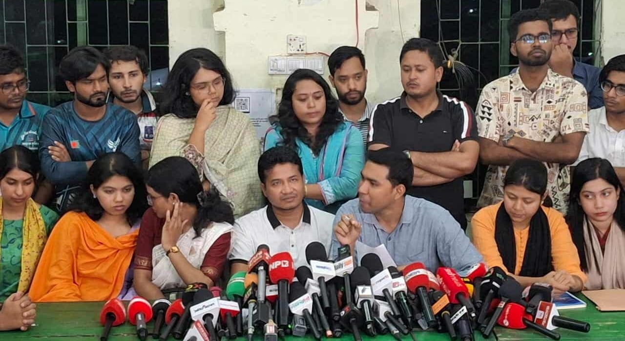মব সৃষ্টি করে ছাত্রদল নেত্রীকে মনোনয়ন তুলতে বাধার অভিযোগ 5 image 225962 1755535838