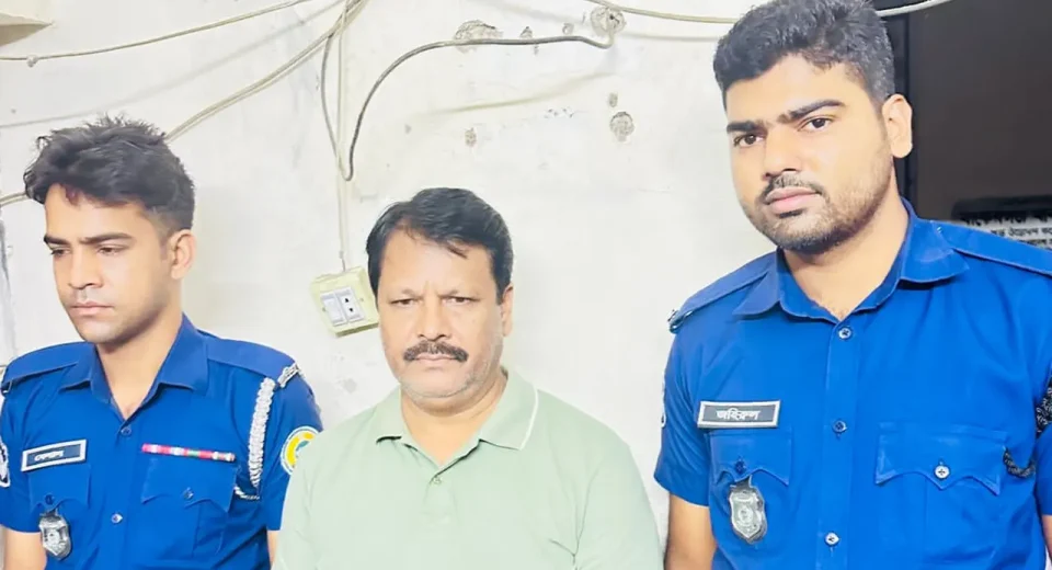 বাকেরগঞ্জ আ.লীগের সম্পাদক লোকমান ডাকুয়া গ্রেপ্তার 10 ডাকুয়া