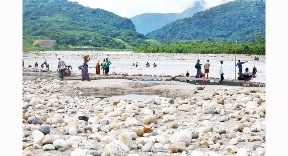 সিলেটের পর্যটন কেন্দ্র: লুট হওয়া পাথরগুলো ফেরত আসতে শুরু 9