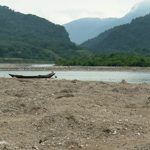 বারকি নৌকা ব্যবহার করে পাথর লুট