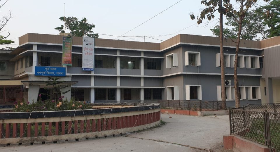 পাবনা গণপূর্ত বিভাগের নির্বাহী প্রকৌশলী ও ষ্টাফ অফিসারের বিরুদ্ধে দরপত্রে অনিয়মের অভিযোগ 11 Photo 01