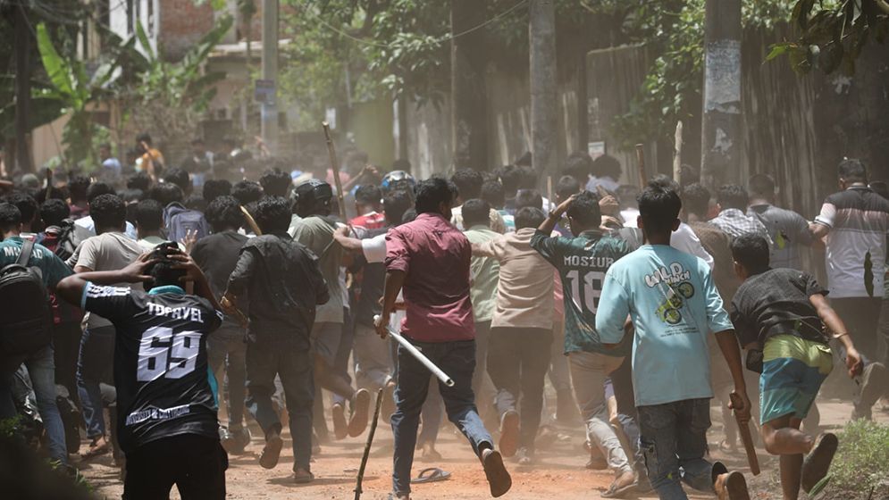 চট্টগ্রাম বিশ্ববিদ্যালয় শিক্ষার্থীদের সঙ্গে গ্রামবাসীর সংঘর্ষ:জোবরা গ্রাম পুরুষশূন্য,নারীরা পালটা হামলার ভয়ে শঙ্কিত 5 cu bcl 68b7178ac42fd