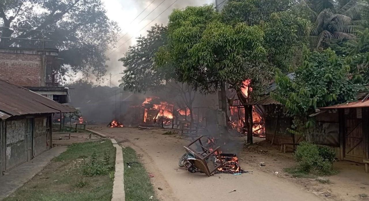 খাগড়াছড়িতে অবরোধ: বাজারে আগুন, ৩ জন নিহত, ১৩ সেনাসহ আহত ২০ 5 image mm
