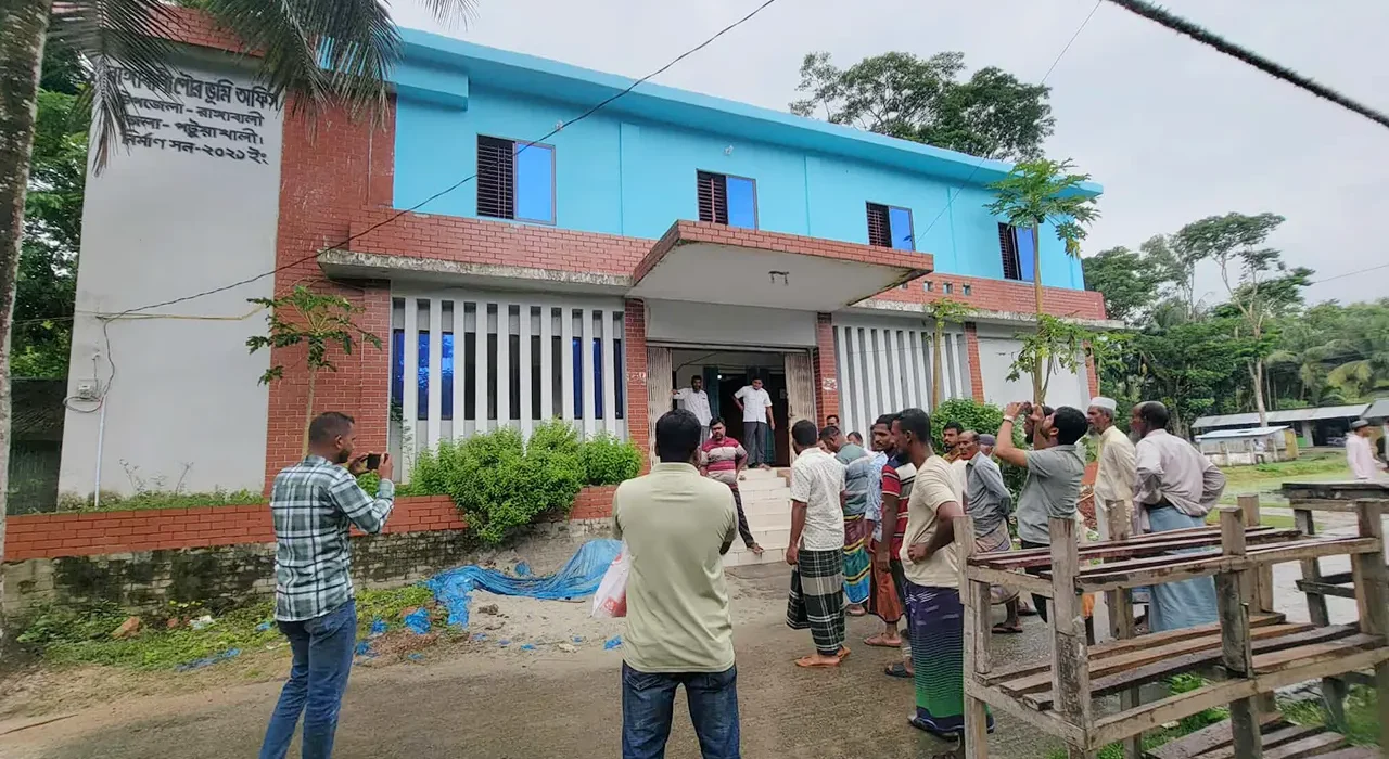 রাঙ্গাবালীতে ‘ঘুষের টাকা’ ফেরত চেয়ে ভূমি কর্মকর্তাকে অবরুদ্ধ 5 image 1757867836 F3fBdgzbAy1y5EW300G7GzTbkXVI2OisOFI4coXL