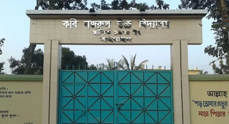 মানিকগঞ্জে ছাত্রীদের সঙ্গে অশোভন আচরণ, অভিভাবকদের পিটুনিতে হাসপাতালে শিক্ষক 11 image 1758472438 852i5XZiVsXG6UkYInPUxsshaiRwH6gTJ9iBUiwn