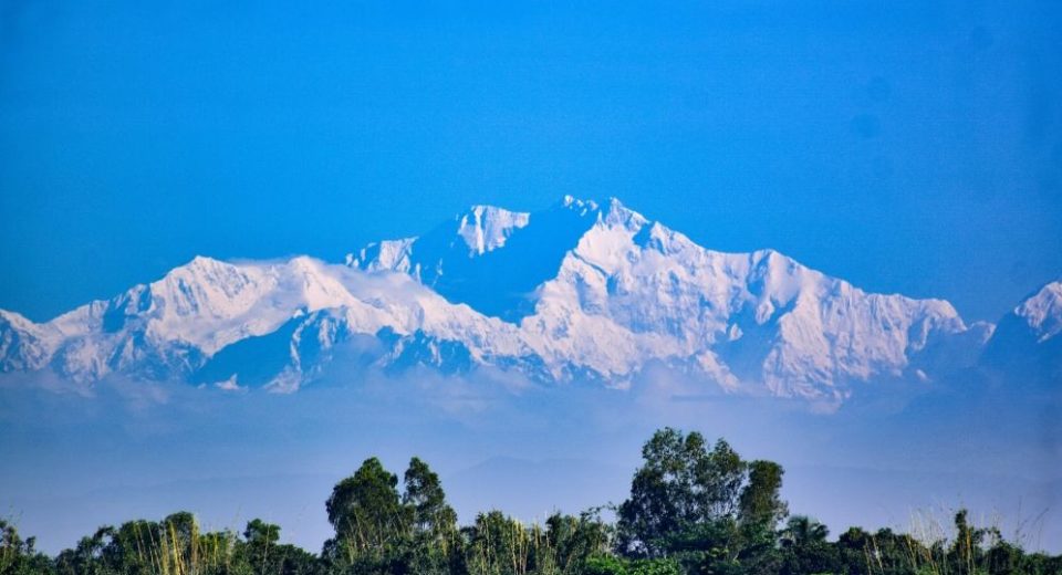 কাঞ্চনজঙ্ঘার বরফে মোড়ানো চূড়া উঁকি দিল উত্তর দিগন্তে 12 thakurgaon 68d6c2cd5b776