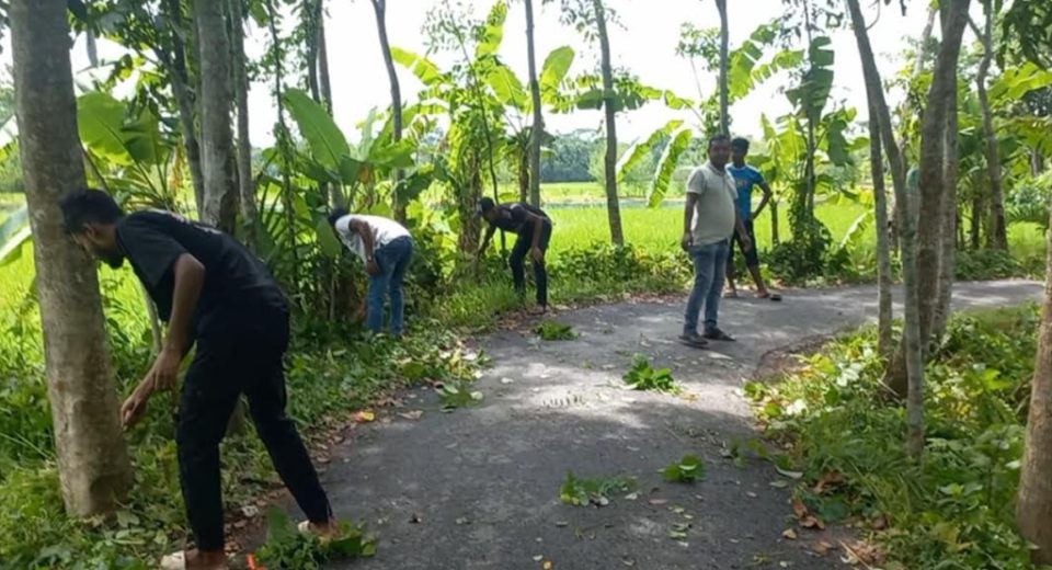 বাবুগঞ্জে তরুণদের স্বেচ্ছাশ্রমে ৩ কিলোমিটার রাস্তা পরিষ্কার-পরিচ্ছন্ন 5 a380fe56b7e4ebda4ff58ec6530aa014