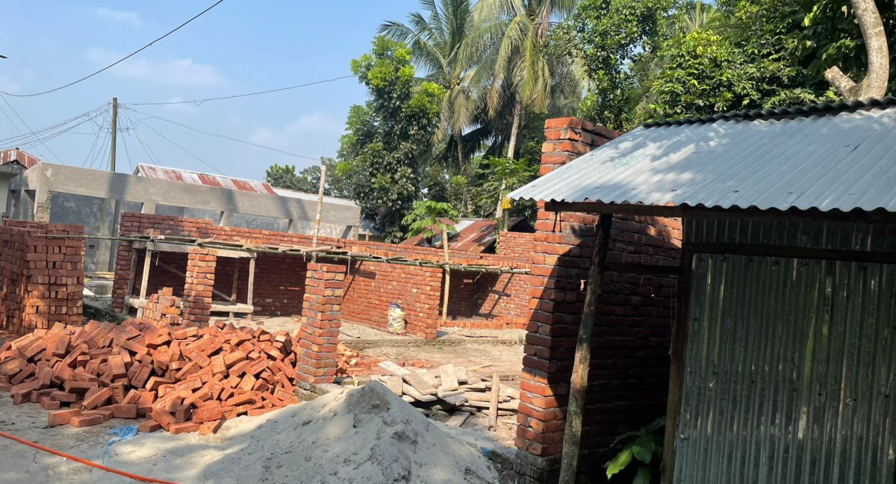 বাবুগঞ্জে সরকারি জমিতে আ'লীগ চেয়ারম্যানের বিরুদ্ধে মার্কেট নির্মাণের অভিযোগ 5 babuganj en