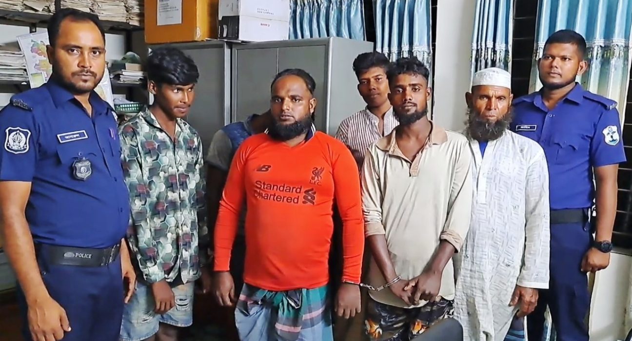পদ্মা নদীতে ইলিশ নিধন,৭ জেলেকে জরিমানা 5 jele