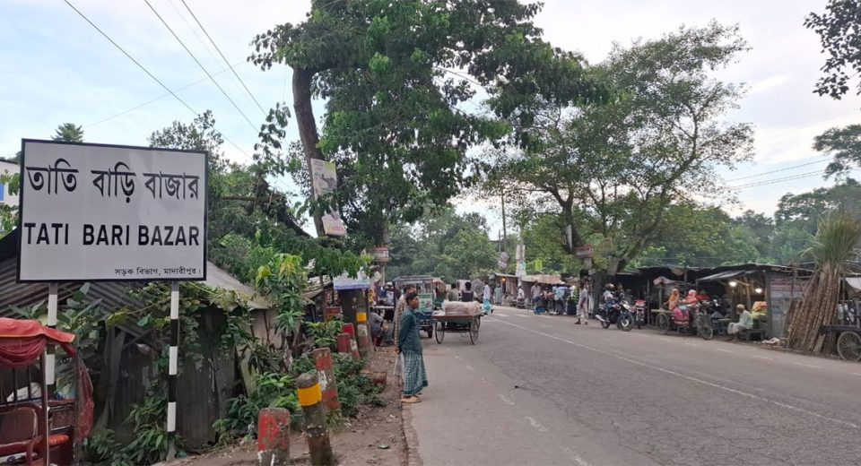 ঢাকা–বরিশাল মহাসড়কে অবৈধভাবে গড়ে উঠেছে অর্ধশতাধিক দোকানপাট 14 madaripur