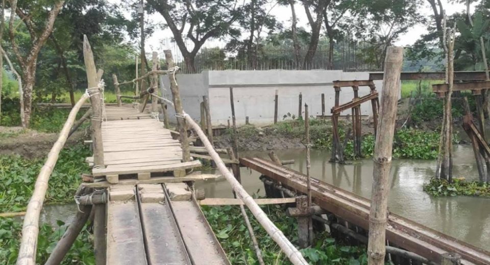 ঝালকাঠিতে কাজ ফেলে পালিয়েছে মাফিয়া আমু' র ঘনিষ্ঠ ঠিকাদার 12 untitled 1761637515