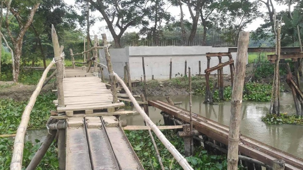 ঝালকাঠিতে কাজ ফেলে পালিয়েছে মাফিয়া আমু' র ঘনিষ্ঠ ঠিকাদার 5 untitled 1761637515