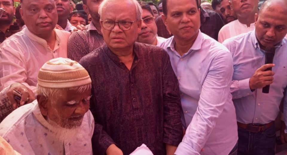 মল্লিকের হাতে উপহার তুলে দিচ্ছেন রুহুল কবির রিজভী।