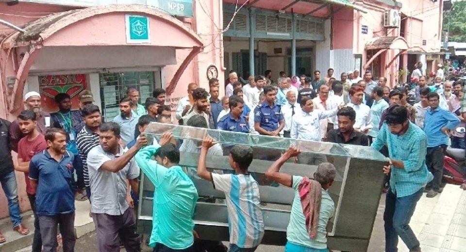 বরিশালে বিচারপ্রার্থীদের ন্যায়কুঞ্জে খাবারের হোটেল উচ্ছেদ 12