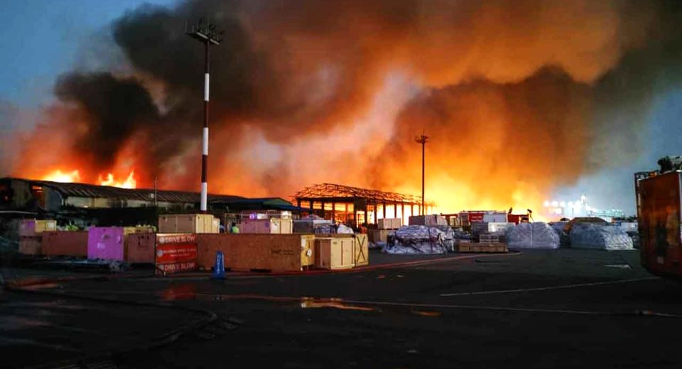 শাহজালালে অগ্নিকাণ্ডের ঘটনায় ১০ হাজার কোটি টাকার বেশি ক্ষতির শঙ্কা 5 আন্তর্জাতিক বিমানবন্দরের কার্গো সেকশন