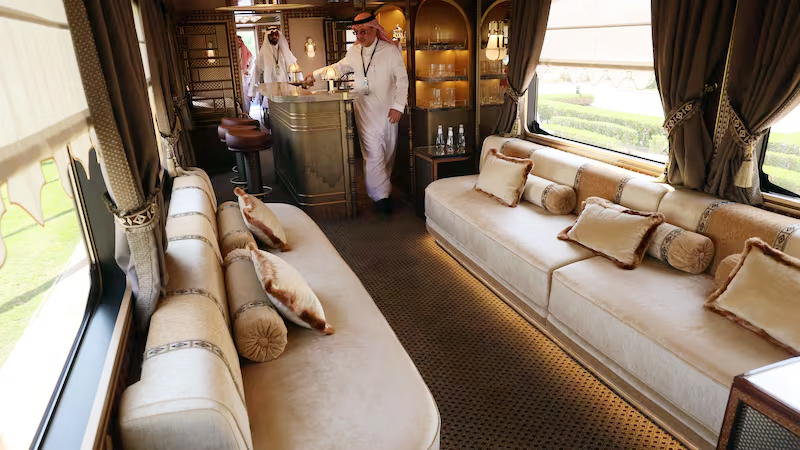 সৌদি আরবে চালু হচ্ছে প্রথম পাঁচ তারকা বিলাসবহুল ট্রেন,খাবার তৈরি করবেন বিশ্বখ্যাত শেফরা 4 অব দ্য ডেজার্ট ট্রেনটির একটি মডেল বগি।