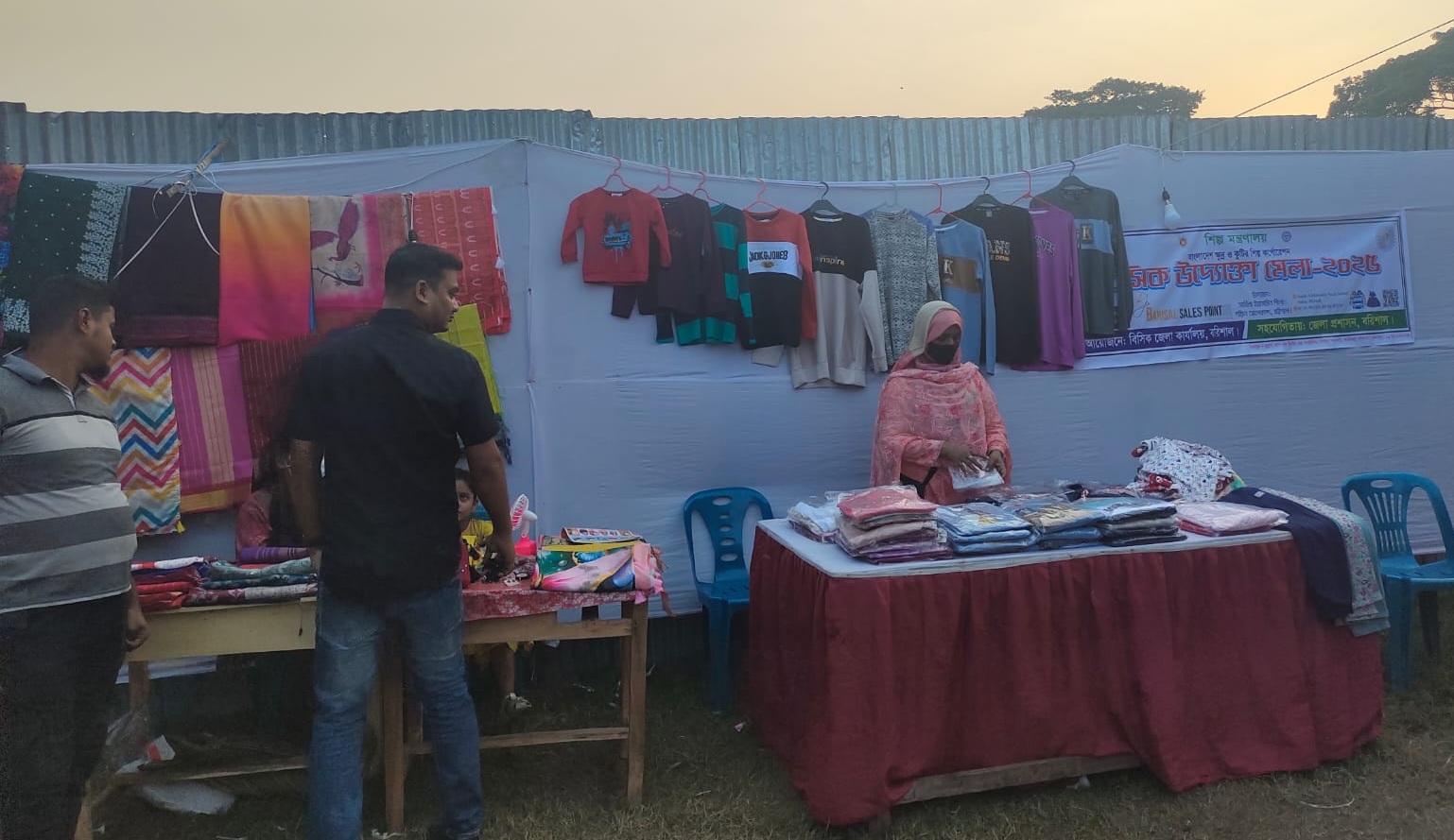  মেলাঙ্গনে খোলা আকাসের নীচে স্টল 