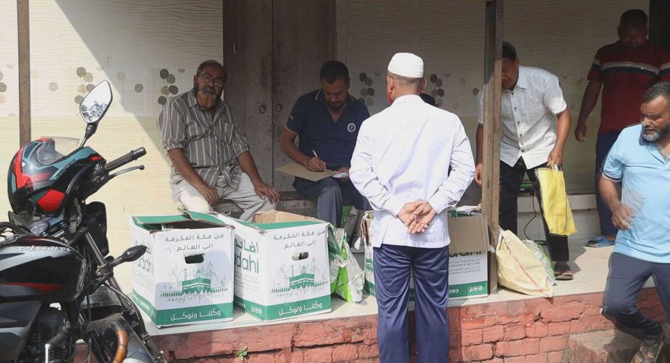 পাবনায় দরিদ্র ও এতিমদের জন্য বরাদ্দ করা দুম্বার মাংস লুট 5 মাংস লুট