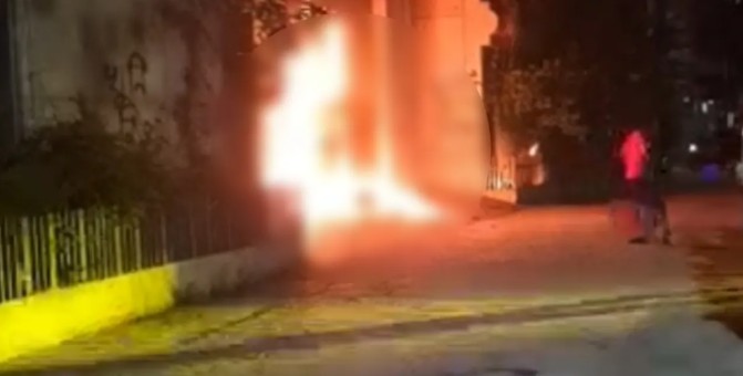 হাজারীর বাড়িতে আগুন