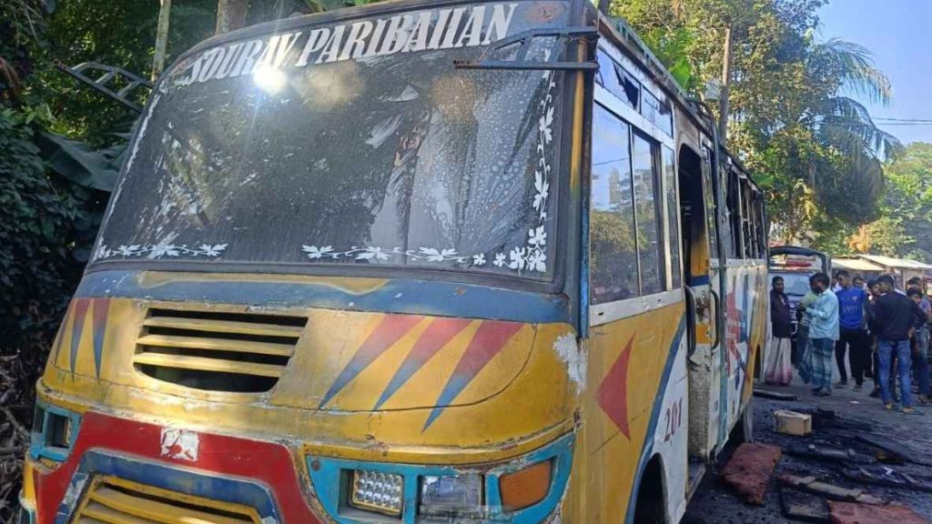 বরিশালের দিনারের পুল নামক এলাকায় বাসে আগুন 1 আগুন