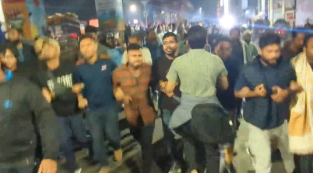 হাদির মৃত্যু,শাহবাগ মোড় অবরোধ করে বিক্ষোভ 2